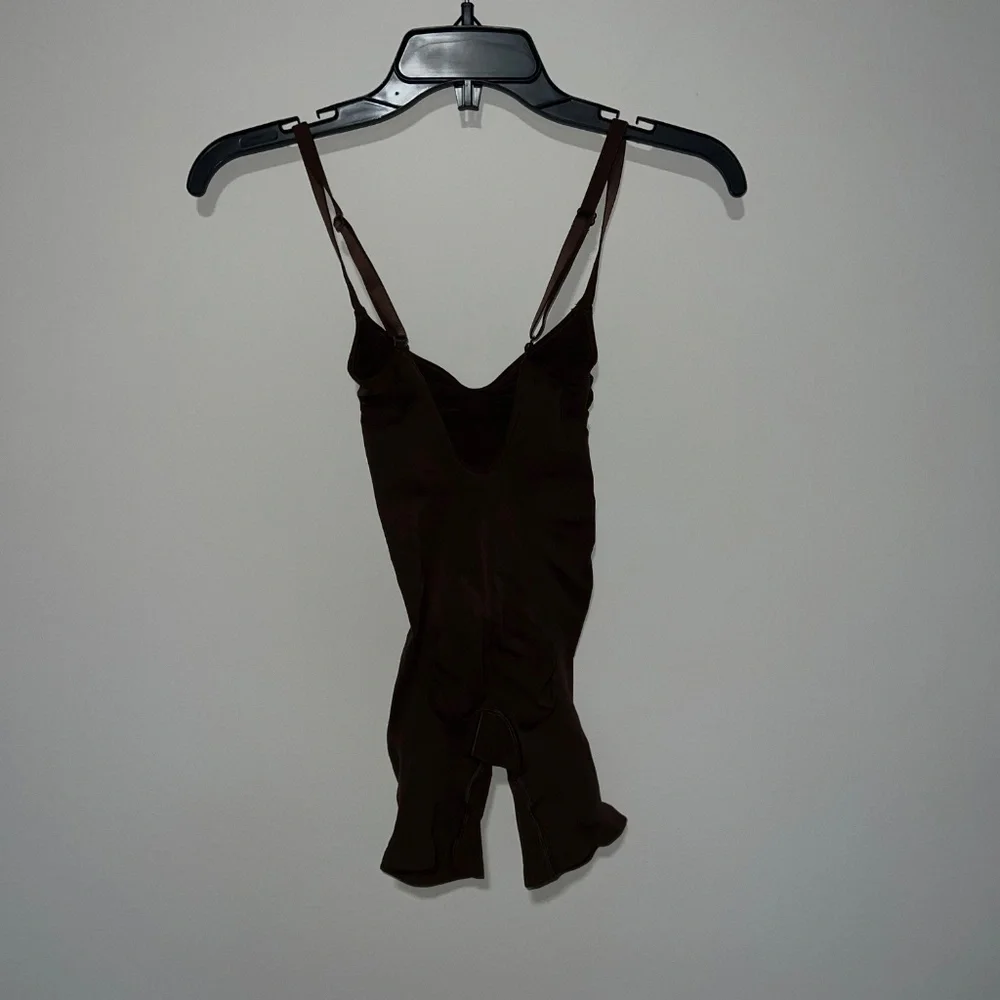 SKIMS SEAMLESS SCUPLT MID THIGH BODYSUIT brown cocoa small